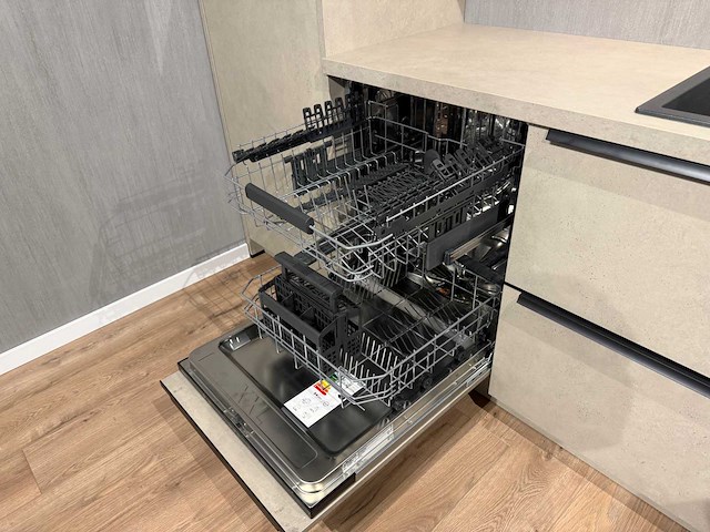 Schüller - showroomkeuken met apparatuur - afbeelding 10 van  23