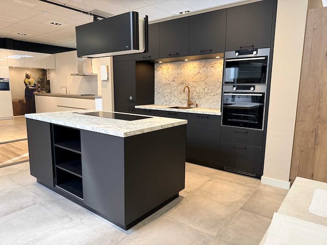 Schüller - showroomkeuken met atag/novy apparatuur - afbeelding 1 van  55