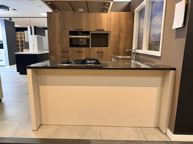 Schüller - showroomkeuken met miele apparatuur - afbeelding 12 van  37