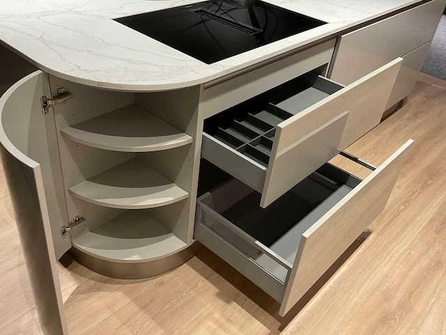 Schüller gala eiland showroomkeuken met kastenwand en coffeecorner - afbeelding 2 van  42