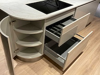 Schüller gala eiland showroomkeuken met kastenwand en coffeecorner - afbeelding 2 van  42