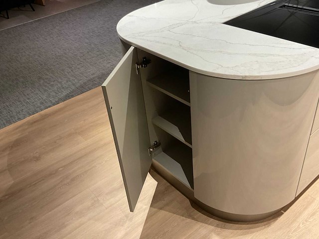 Schüller gala eiland showroomkeuken met kastenwand en coffeecorner - afbeelding 3 van  42