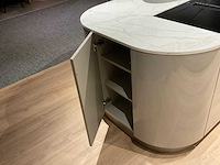 Schüller gala eiland showroomkeuken met kastenwand en coffeecorner - afbeelding 3 van  42