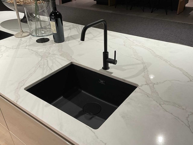 Schüller gala eiland showroomkeuken met kastenwand en coffeecorner - afbeelding 4 van  42