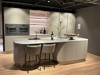 Schüller gala eiland showroomkeuken met kastenwand en coffeecorner - afbeelding 1 van  42