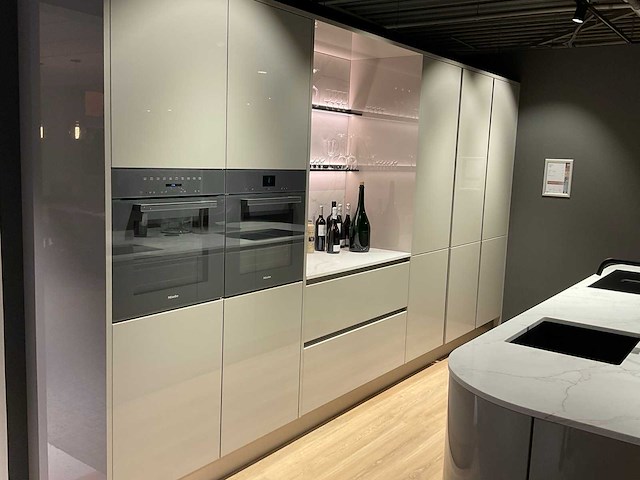 Schüller gala eiland showroomkeuken met kastenwand en coffeecorner - afbeelding 13 van  42