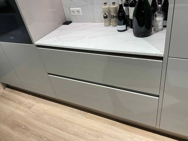 Schüller gala eiland showroomkeuken met kastenwand en coffeecorner - afbeelding 15 van  42