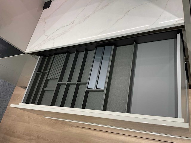 Schüller gala eiland showroomkeuken met kastenwand en coffeecorner - afbeelding 17 van  42