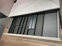 Schüller gala eiland showroomkeuken met kastenwand en coffeecorner - afbeelding 17 van  42