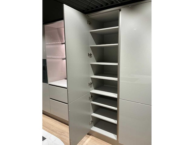 Schüller gala eiland showroomkeuken met kastenwand en coffeecorner - afbeelding 22 van  42