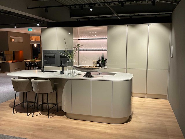 Schüller gala eiland showroomkeuken met kastenwand en coffeecorner - afbeelding 12 van  42