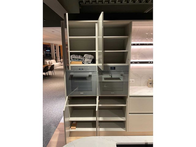 Schüller gala eiland showroomkeuken met kastenwand en coffeecorner - afbeelding 24 van  42