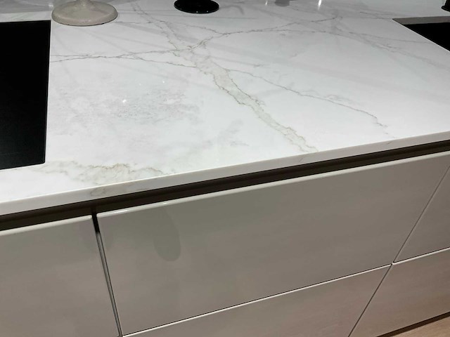 Schüller gala eiland showroomkeuken met kastenwand en coffeecorner - afbeelding 33 van  42