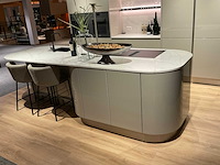 Schüller gala eiland showroomkeuken met kastenwand en coffeecorner - afbeelding 23 van  42