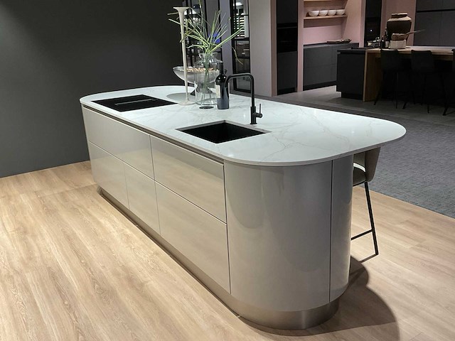 Schüller gala eiland showroomkeuken met kastenwand en coffeecorner - afbeelding 34 van  42