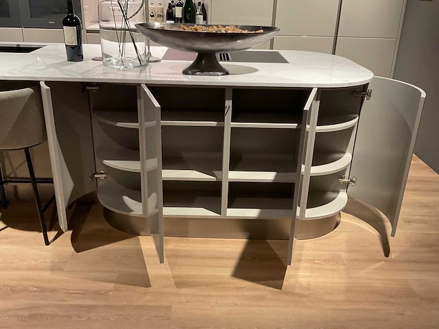 Schüller gala eiland showroomkeuken met kastenwand en coffeecorner - afbeelding 38 van  42