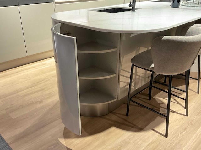 Schüller gala eiland showroomkeuken met kastenwand en coffeecorner - afbeelding 39 van  42