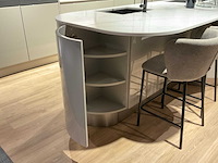 Schüller gala eiland showroomkeuken met kastenwand en coffeecorner - afbeelding 39 van  42