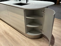 Schüller gala eiland showroomkeuken met kastenwand en coffeecorner - afbeelding 40 van  42