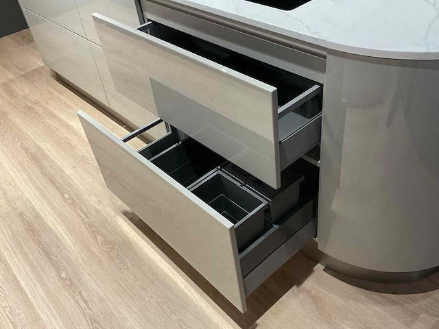 Schüller gala eiland showroomkeuken met kastenwand en coffeecorner - afbeelding 41 van  42