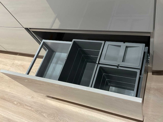 Schüller gala eiland showroomkeuken met kastenwand en coffeecorner - afbeelding 42 van  42