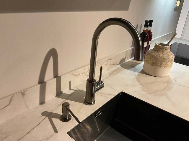 Schüller mahal rechtopgestelde showroomkeuken met kastenwand - afbeelding 3 van  27