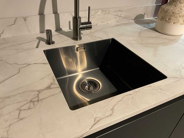 Schüller mahal rechtopgestelde showroomkeuken met kastenwand - afbeelding 4 van  27