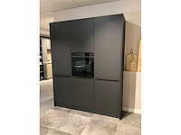 Schüller mahal rechtopgestelde showroomkeuken met kastenwand - afbeelding 10 van  27