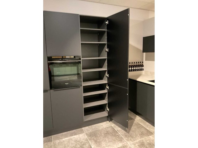 Schüller mahal rechtopgestelde showroomkeuken met kastenwand - afbeelding 11 van  27