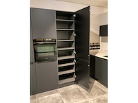 Schüller mahal rechtopgestelde showroomkeuken met kastenwand - afbeelding 11 van  27