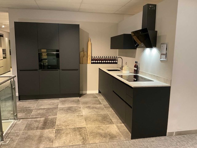 Schüller mahal rechtopgestelde showroomkeuken met kastenwand - afbeelding 1 van  27