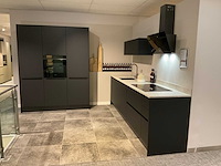 Schüller mahal rechtopgestelde showroomkeuken met kastenwand - afbeelding 1 van  27
