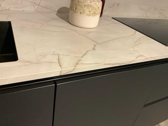 Schüller mahal rechtopgestelde showroomkeuken met kastenwand - afbeelding 18 van  27