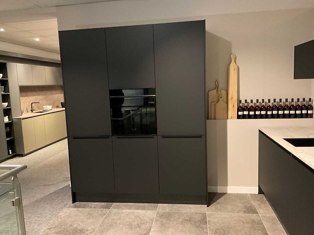 Schüller mahal rechtopgestelde showroomkeuken met kastenwand - afbeelding 21 van  27