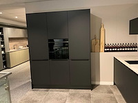 Schüller mahal rechtopgestelde showroomkeuken met kastenwand - afbeelding 21 van  27