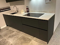 Schüller mahal rechtopgestelde showroomkeuken met kastenwand - afbeelding 22 van  27