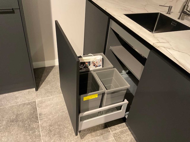 Schüller mahal rechtopgestelde showroomkeuken met kastenwand - afbeelding 23 van  27