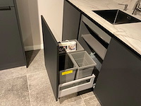 Schüller mahal rechtopgestelde showroomkeuken met kastenwand - afbeelding 23 van  27