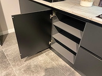 Schüller mahal rechtopgestelde showroomkeuken met kastenwand - afbeelding 24 van  27