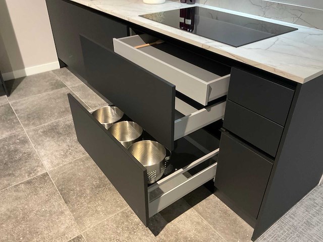 Schüller mahal rechtopgestelde showroomkeuken met kastenwand - afbeelding 25 van  27