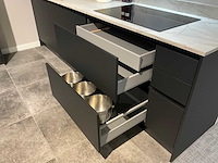 Schüller mahal rechtopgestelde showroomkeuken met kastenwand - afbeelding 25 van  27