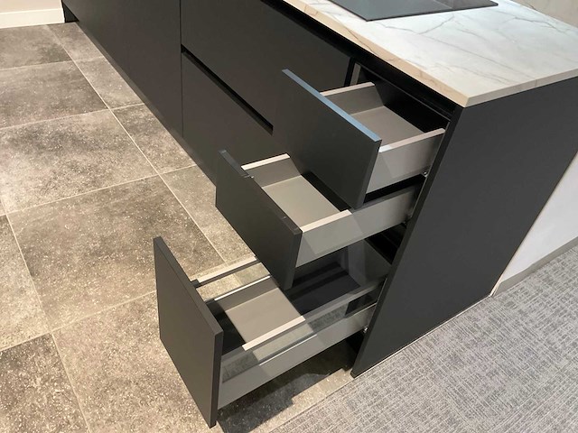 Schüller mahal rechtopgestelde showroomkeuken met kastenwand - afbeelding 26 van  27