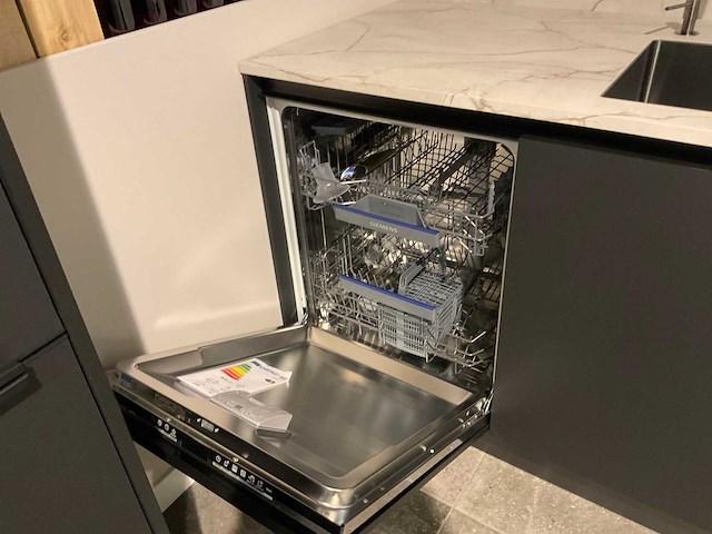 Schüller mahal rechtopgestelde showroomkeuken met kastenwand - afbeelding 27 van  27