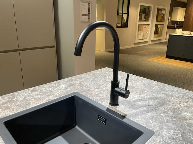 Schüller matera eiland schowroomkeuken met kastenwand - afbeelding 2 van  23