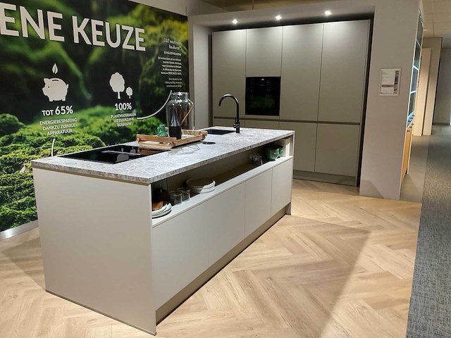 Schüller matera eiland schowroomkeuken met kastenwand - afbeelding 1 van  23