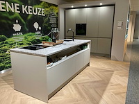 Schüller matera eiland schowroomkeuken met kastenwand