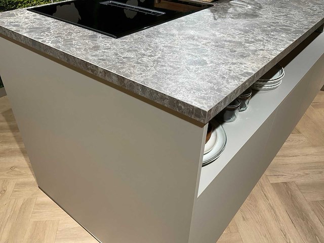 Schüller matera eiland schowroomkeuken met kastenwand - afbeelding 14 van  23
