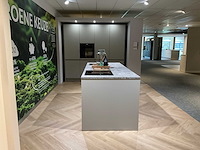 Schüller matera eiland schowroomkeuken met kastenwand - afbeelding 12 van  23