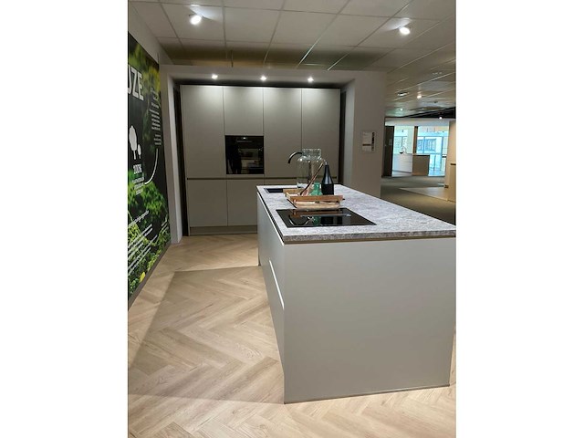 Schüller matera eiland schowroomkeuken met kastenwand - afbeelding 17 van  23