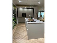 Schüller matera eiland schowroomkeuken met kastenwand - afbeelding 17 van  23